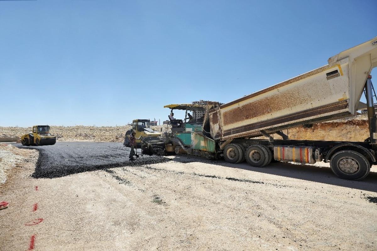 İbrahimli&rsquo;deki yeni yolların asfalt &ccedil;alışmaları başladı