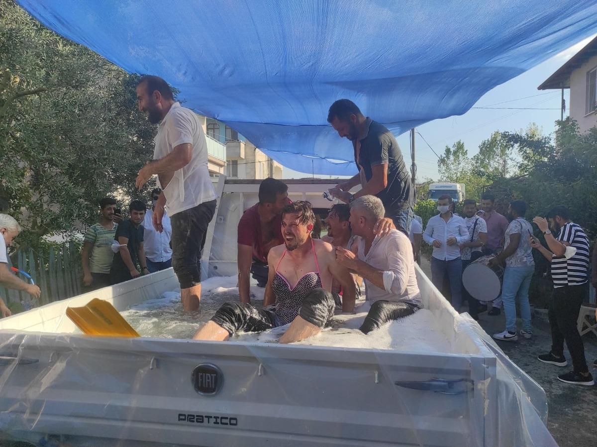 Yok b&ouml;yle gelenek! Kadın mayosu giydirip, kamyonet kasasında yıkadılar