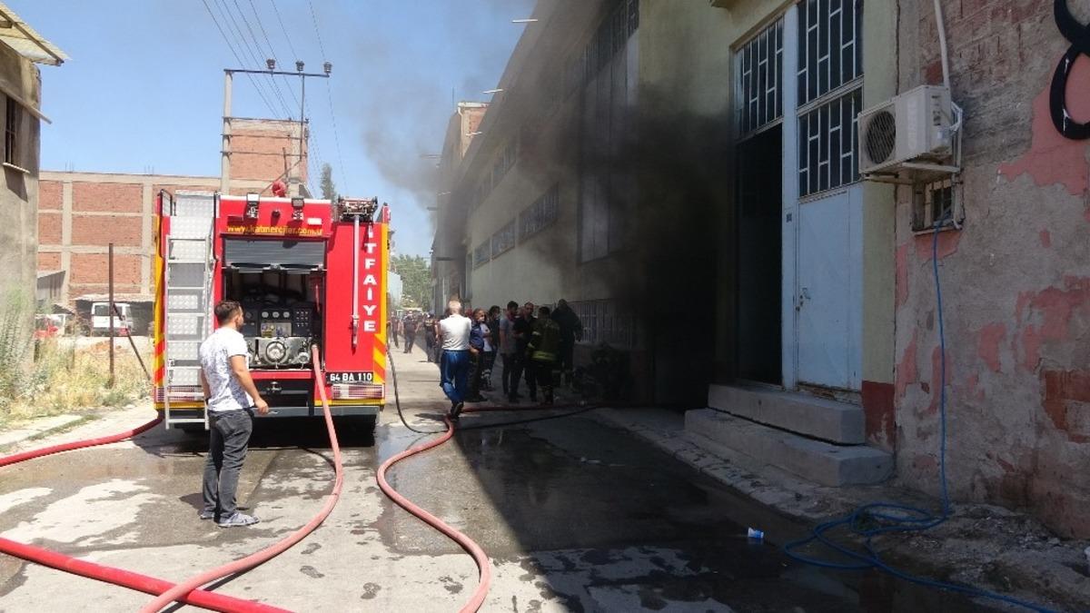 Fabrikada &ccedil;ıkan yangın korkuttu