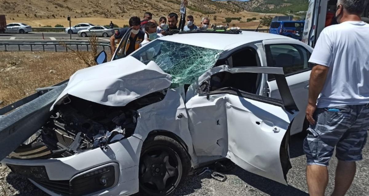 Yolcu otob&uuml;s&uuml; ile otomobil &ccedil;arpıştı: 2 yaralı