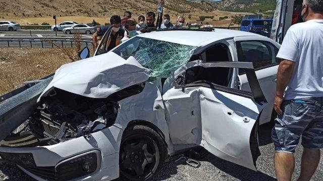 Yolcu otobüsü ile otomobil çarpıştı: 2 yaralı