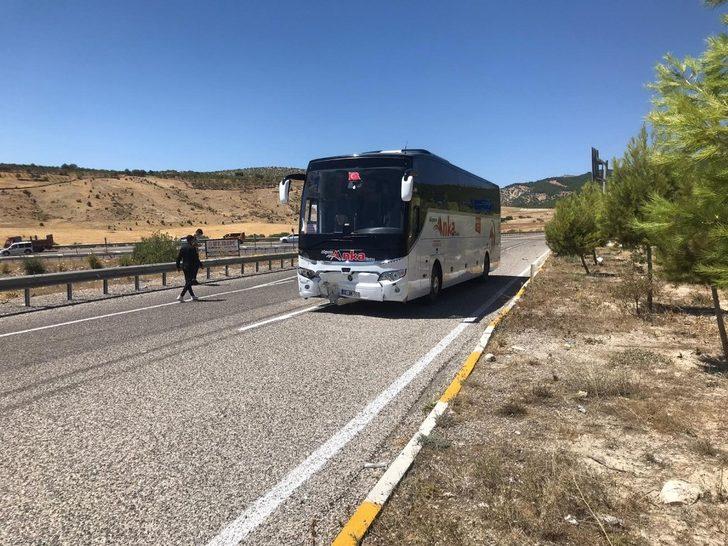 Yolcu otobüsü ile otomobil çarpıştı: 2 yaralı G2