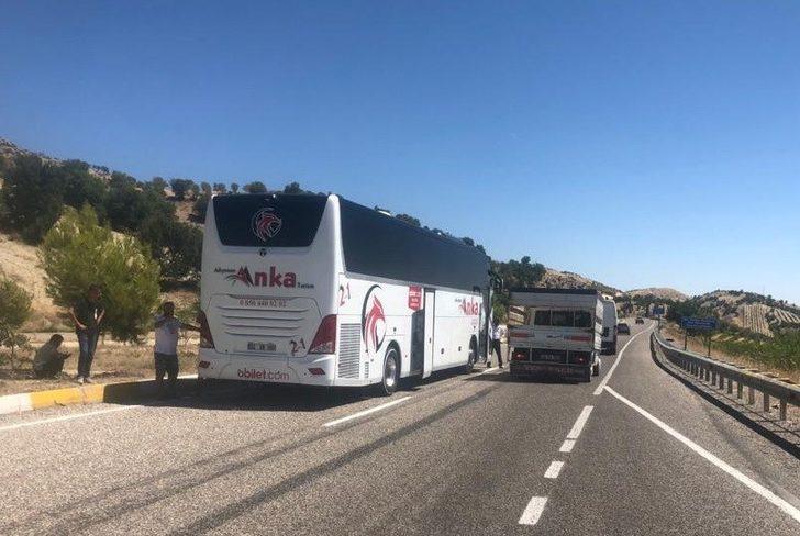 Yolcu otobüsü ile otomobil çarpıştı: 2 yaralı G4