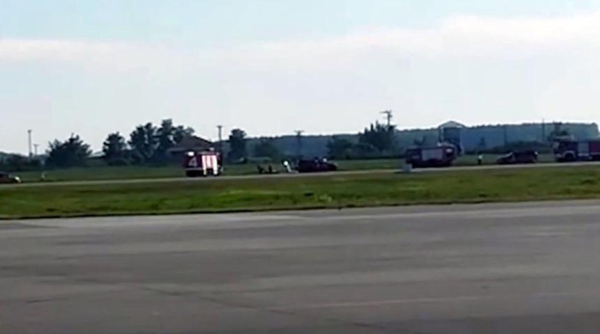 Samsun'da tek motorlu uçak, gövdesi üzerine indi