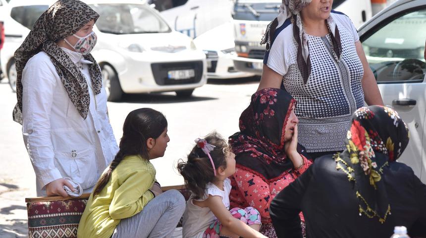 Yanan evine müdahaleyi gözyaşlarıyla izledi