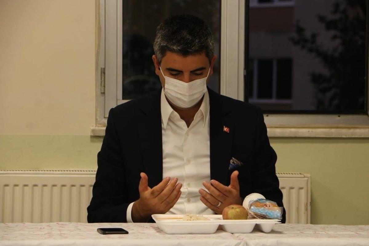 Başkan G&ouml;khan Y&uuml;ksel, Uğur Mumcu Cemevi&rsquo;nde Muharrem iftarına Katıldı