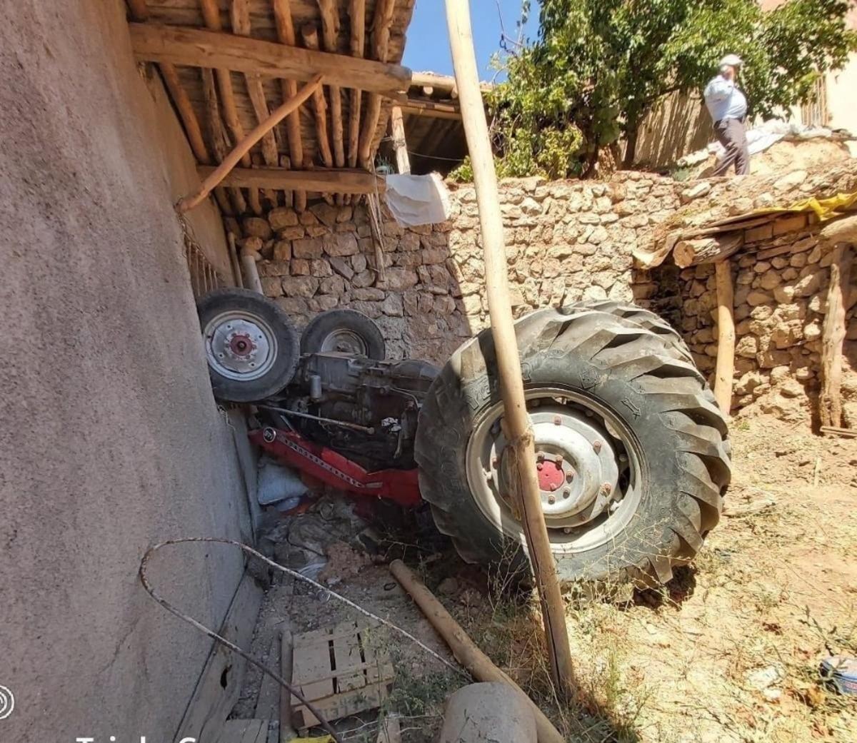 Trakt&ouml;r&uuml;n altında kalan s&uuml;r&uuml;c&uuml; yaralandı