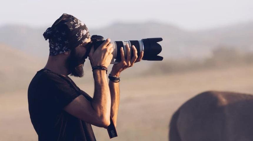 Sokak hayvanları i&ccedil;in fotoğraf &ccedil;ekiyor