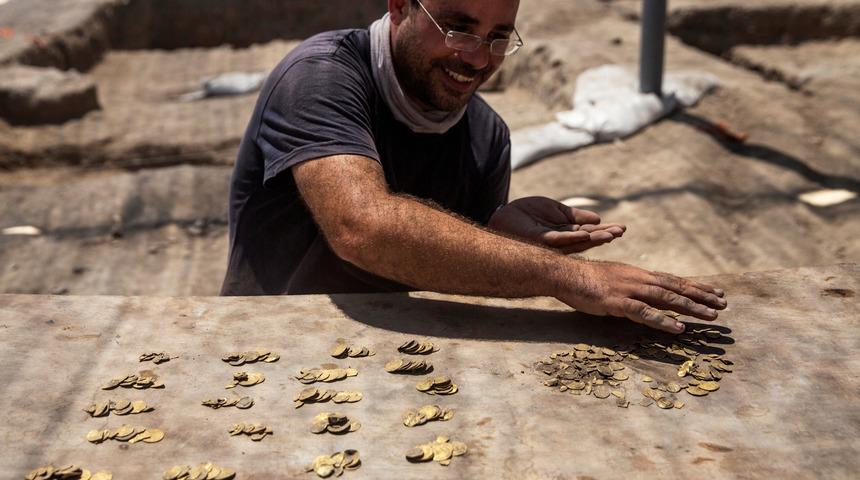 İsrail&rsquo;de gen&ccedil;ler bin yıllık altın hazinesi buldu