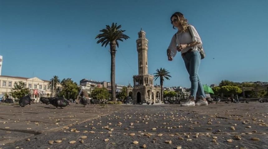 2025 yılında İzmir&rsquo;in toplam n&uuml;fusunun 5 milyon 545 bine ulaşması &ouml;ng&ouml;r&uuml;l&uuml;yor