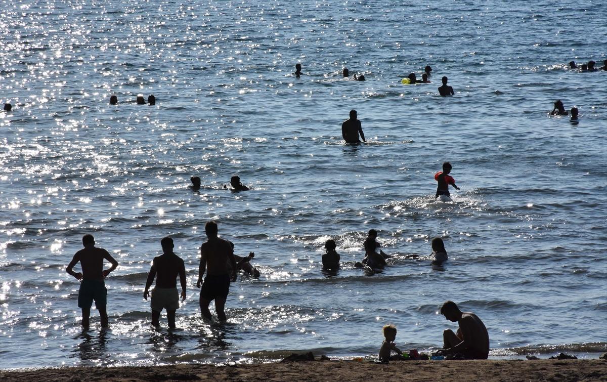 Sıcak hava sahilleri doldurdu