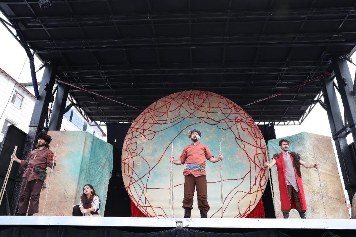 Hayatlarında ilk kez tiyatro seyrettiler