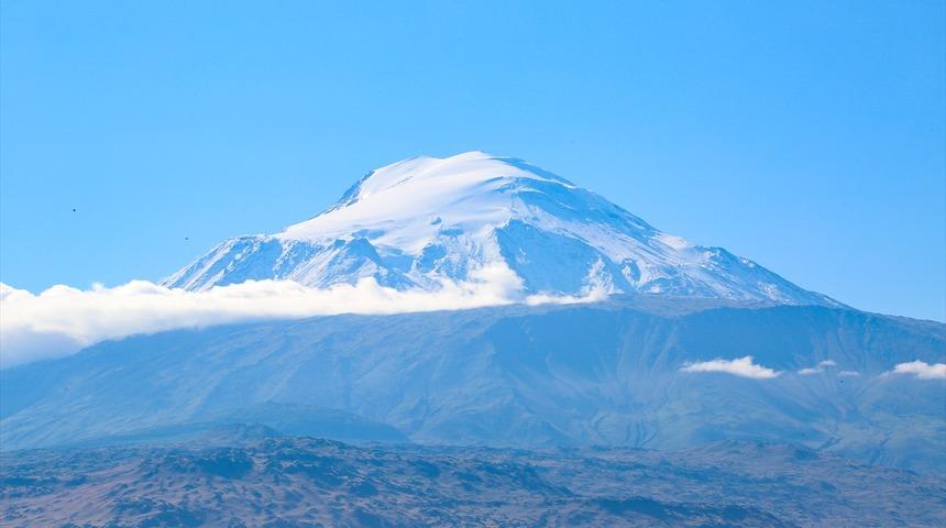 Ağrı Dağı'na mevsimin ilk karı d&uuml;şt&uuml;