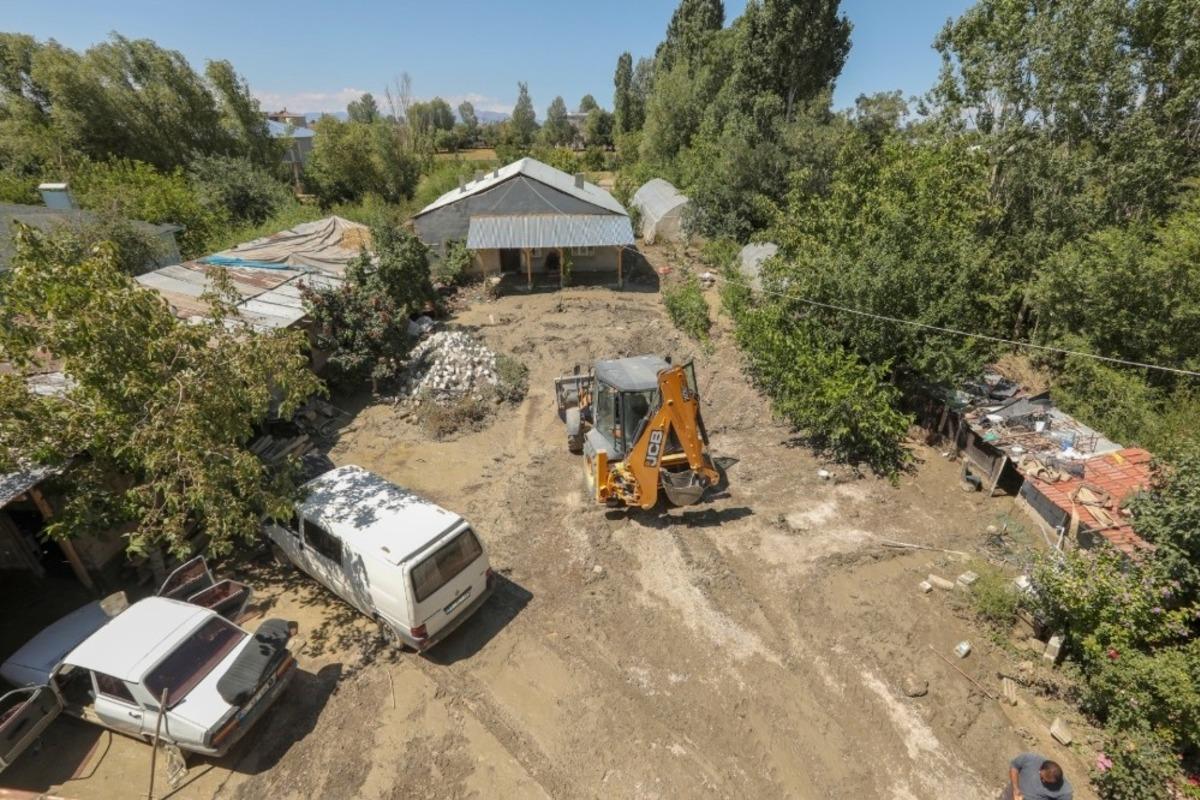 İpekyolu&rsquo;nda etkili olan sel sonrası yaralar sarılıyor