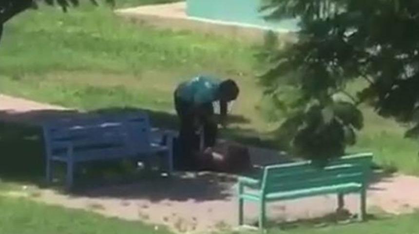 Parkta dehşet anları! Kimseyi umursamadı