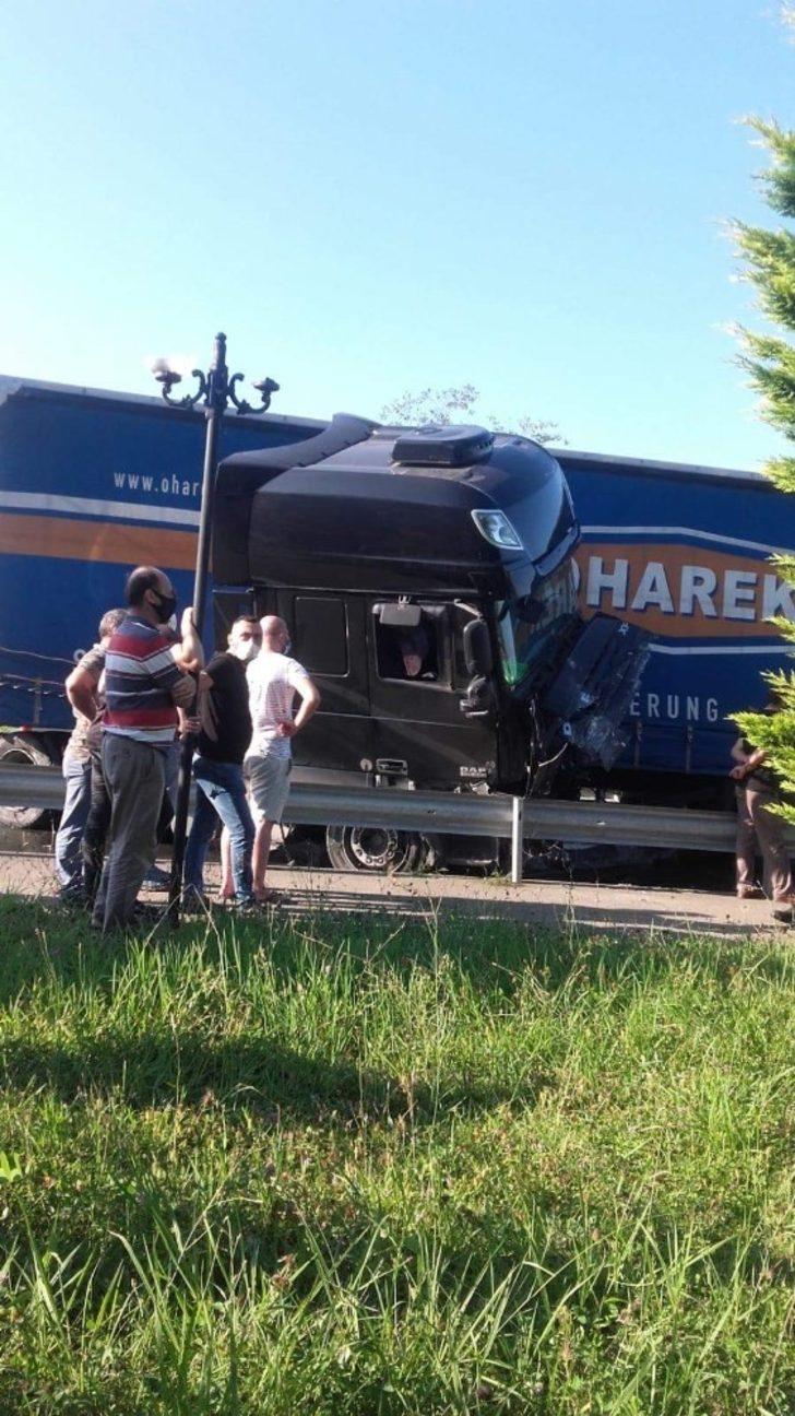 Tır aracı otomobili biçti: 1 ölü G4