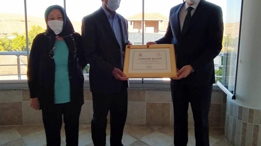 Vali Çiftçi’den hayırsever işadamına plaket