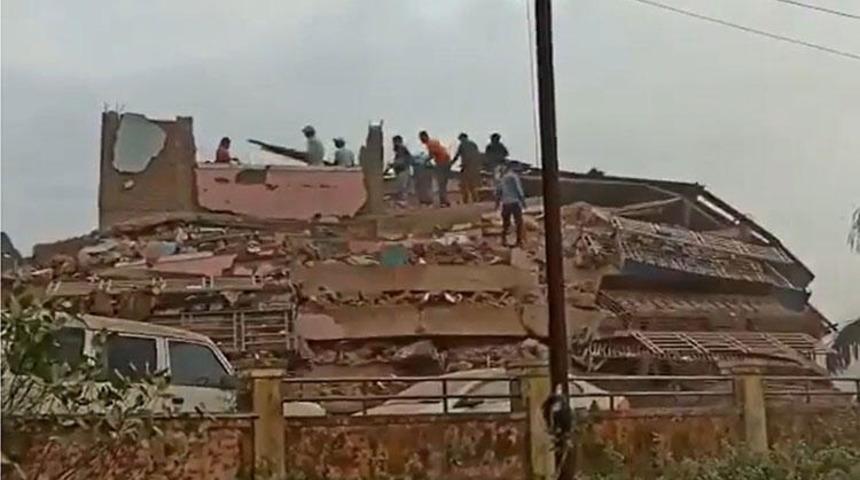 Hindistan'da bina &ccedil;&ouml;kt&uuml;!