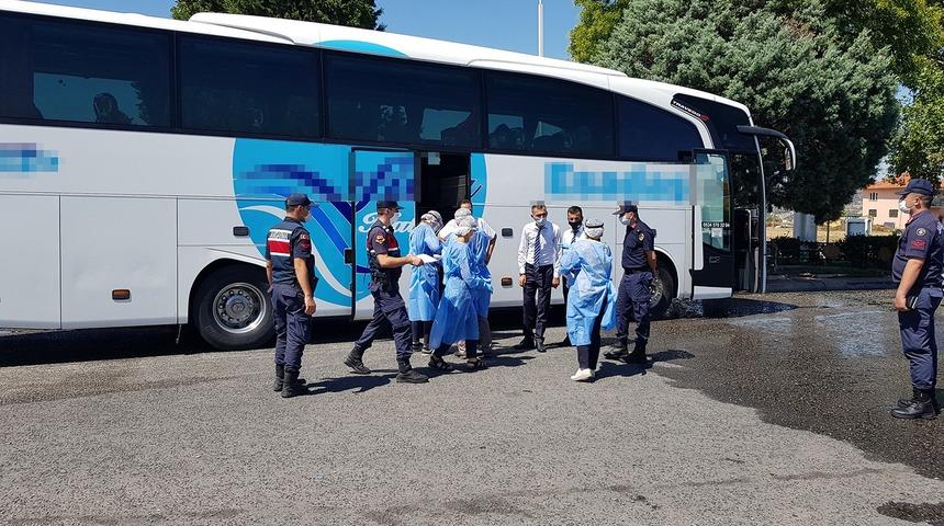 Karantinadan kaçtı, otobüste yakalandı