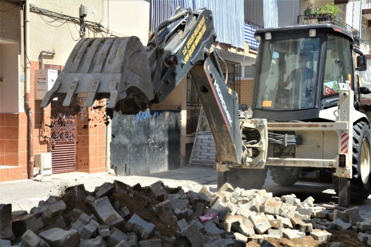 Efeler&rsquo;de yol yenileme &ccedil;alışmaları s&uuml;r&uuml;yor