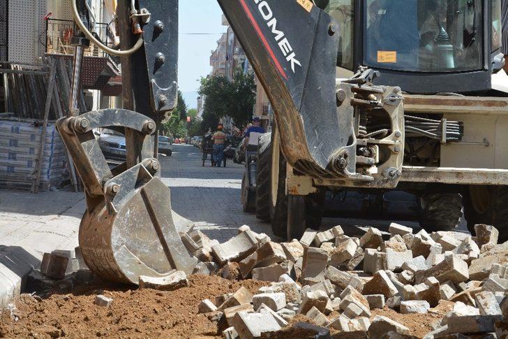 Efeler’de yol yenileme çalışmaları sürüyor G3