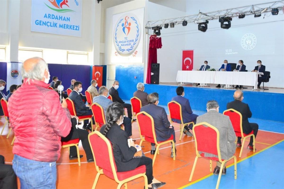 Vali H&uuml;seyin &Ouml;ner, k&ouml;y ve mahalle muhtarlarıyla bir araya geldi