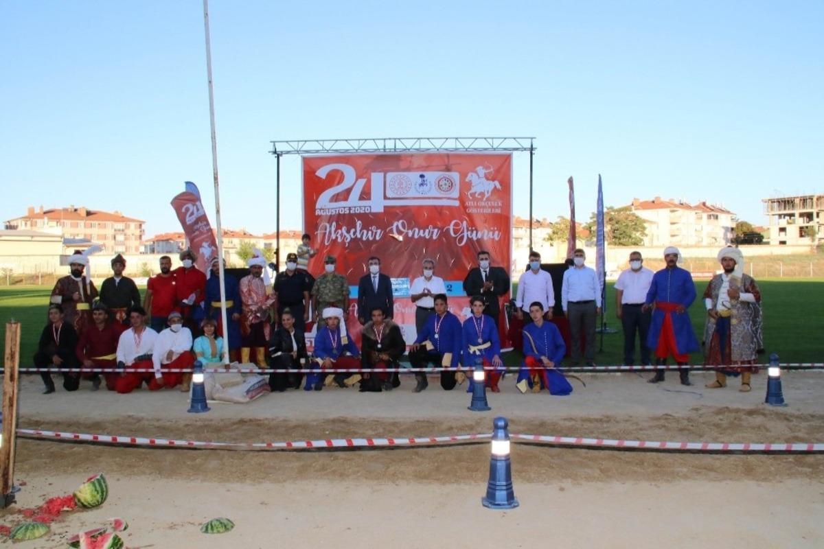 Onur G&uuml;n&uuml; etkinliklerinde atlı ok&ccedil;ular nefes kesti