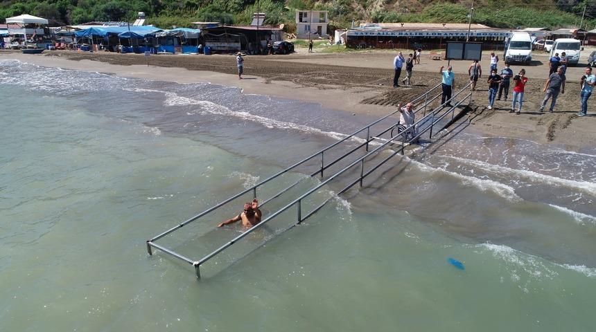 Adana'daki Barınak Plajı'nda engelliler rampayla denize ulaşıyor