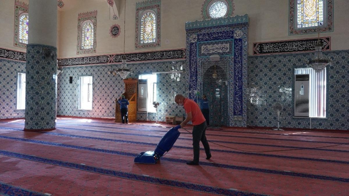 Camiler k&ouml;şe bucak temizleniyor