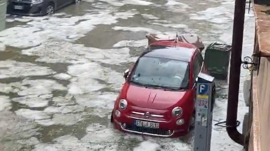 İtalya&rsquo;yı sağanak fırtına ve dolu vurdu