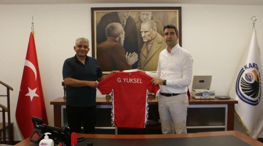 Moldova Milli Takım Teknik Direkt&ouml;r&uuml; Engin Fırat&rsquo;tan, Başkan G&ouml;khan Y&uuml;ksel&rsquo;e forma jesti