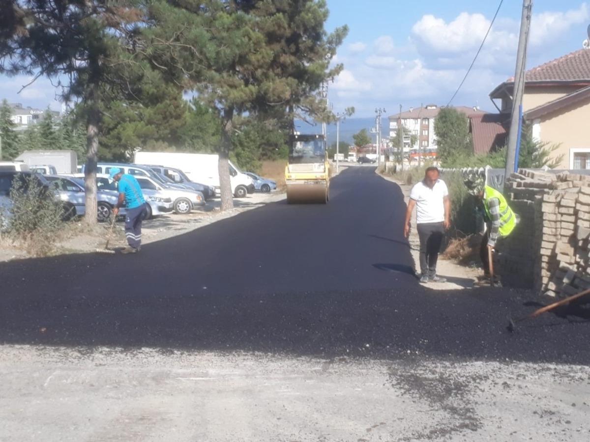 D&uuml;zce Belediyesi asfaltlamaya devam ediyor