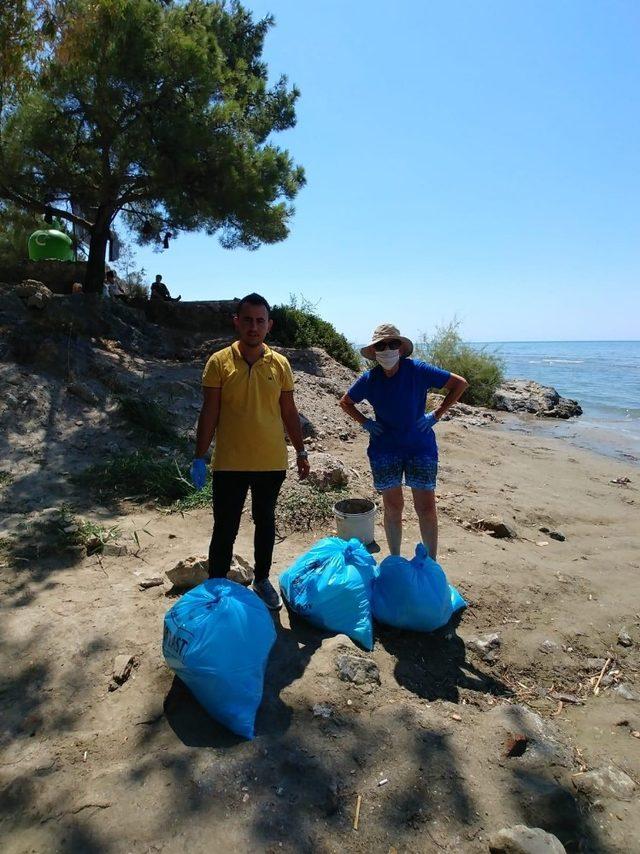 Doğanbey sevdalısı Joana, her sabah sahildeki çöpleri topluyor