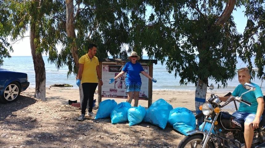 Doğanbey sevdalısı Joana, her sabah sahildeki &ccedil;&ouml;pleri topluyor