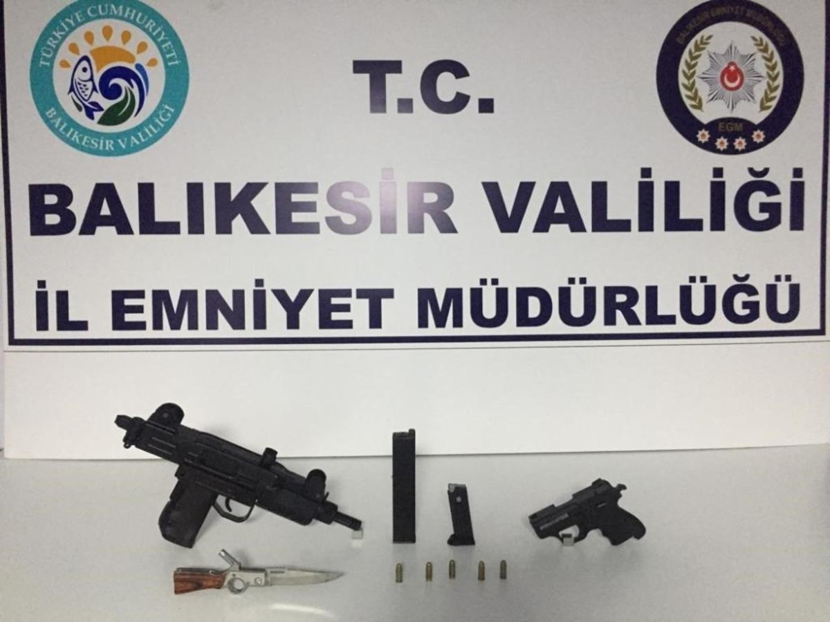 Balıkesir polisinden silah ve aranan şahıs operasyonu
