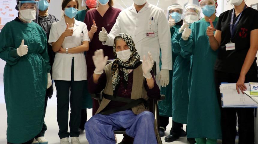 Kronik rahatsızlıklarına rağmen 80 yaşında koronavir&uuml;s&uuml; yendi