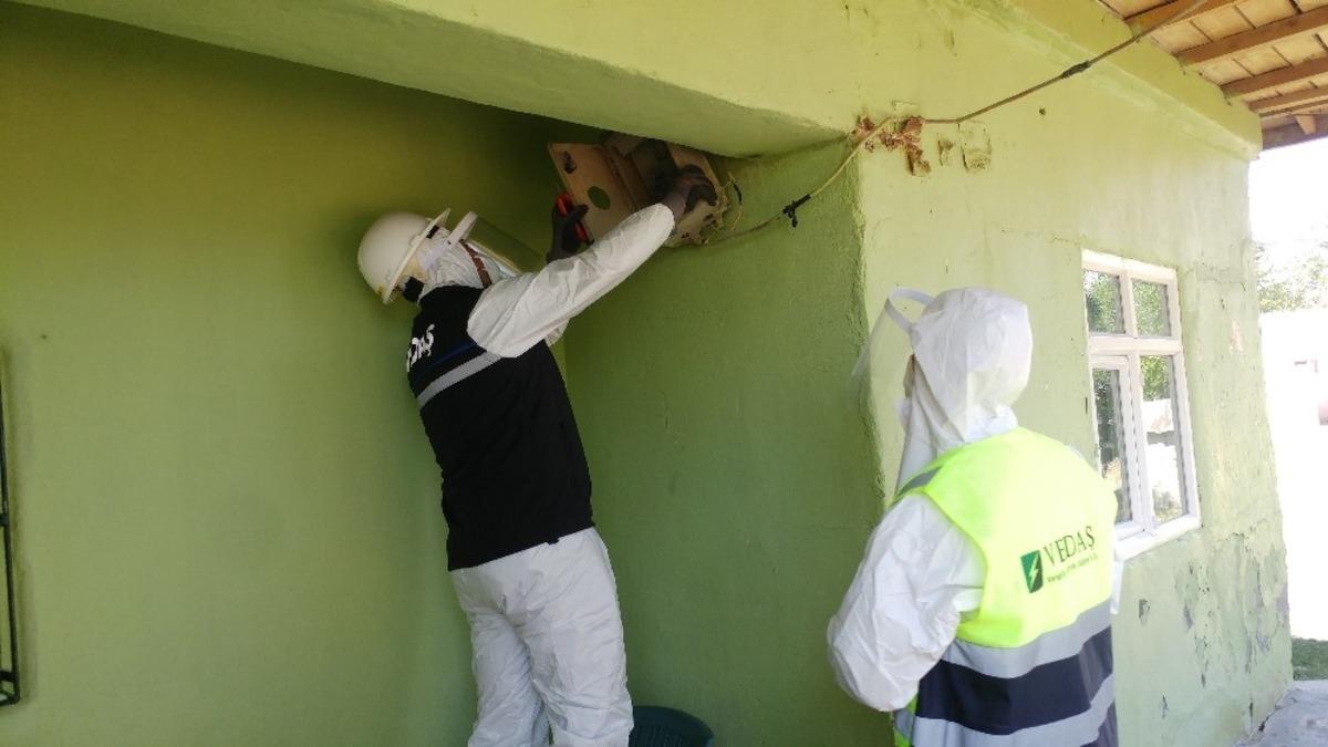 VEDAŞ ekipleri, hayatın enerjisi kesilmemesi i&ccedil;in g&ouml;rev başında