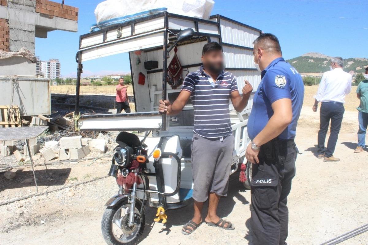 İnşaat demirlerini &ccedil;almak isterken yakalandı