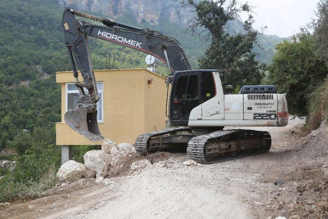 Erdemli’de taş duvar çalışması