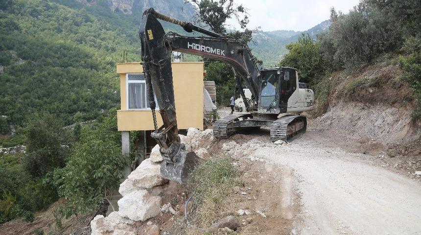 Erdemli&rsquo;de taş duvar &ccedil;alışması