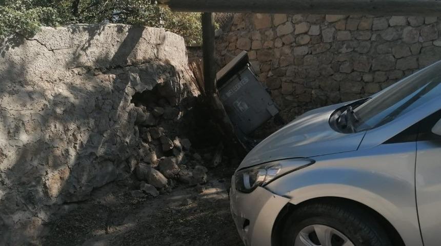 Direksiyon hakimiyeti kaybolan otomobil duvara &ccedil;arptı: 1 yaralı