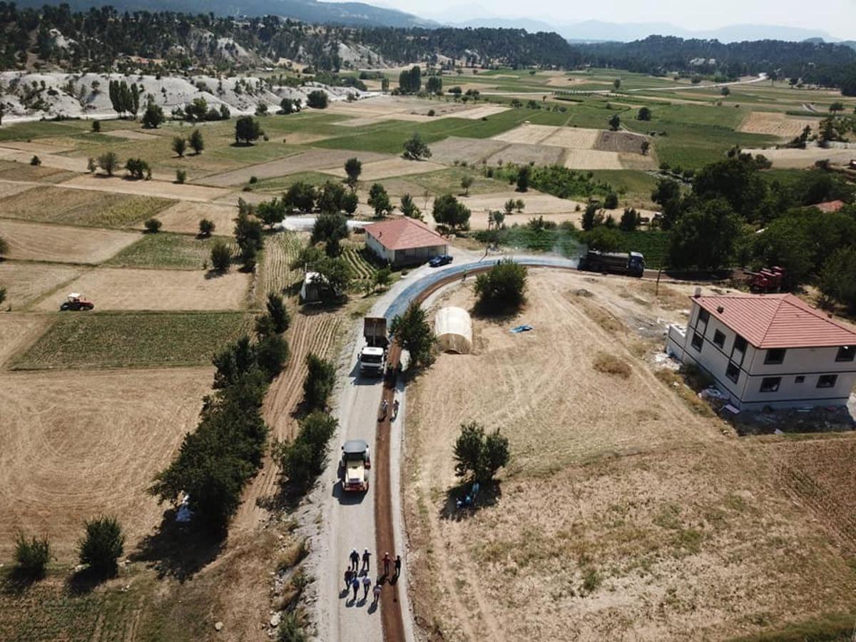 Asfalt &ccedil;alışması mahalleyi toz ve &ccedil;amurdan kurtardı