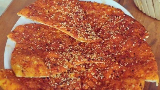 Antakya Mutfağını Sofralarınıza Taşıyın: Biberli Ekmek Tarifi