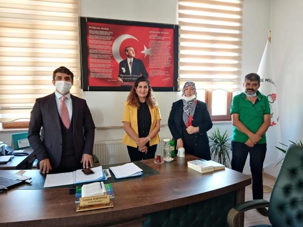 Hayırsever dadaş kızı Taliha Taş Narman&rsquo;da &ouml;ğrencilerin y&uuml;z&uuml;n&uuml; g&uuml;ld&uuml;rd&uuml;