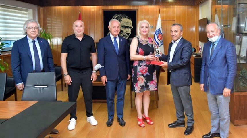 KARDEMİR&rsquo;den eski genel m&uuml;d&uuml;re plaket