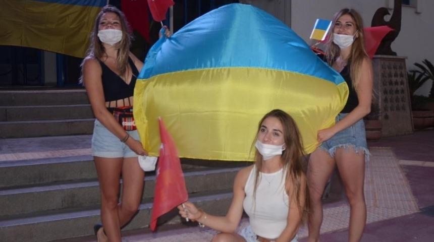 Kuşadası&rsquo;ndaki Ukraynalılar, bağımsızlık g&uuml;nlerini kutladı