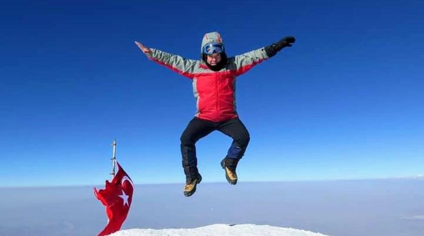 Türkiye’nin en yüksek dağına 61 yaşında ikinci kez tırmandı 