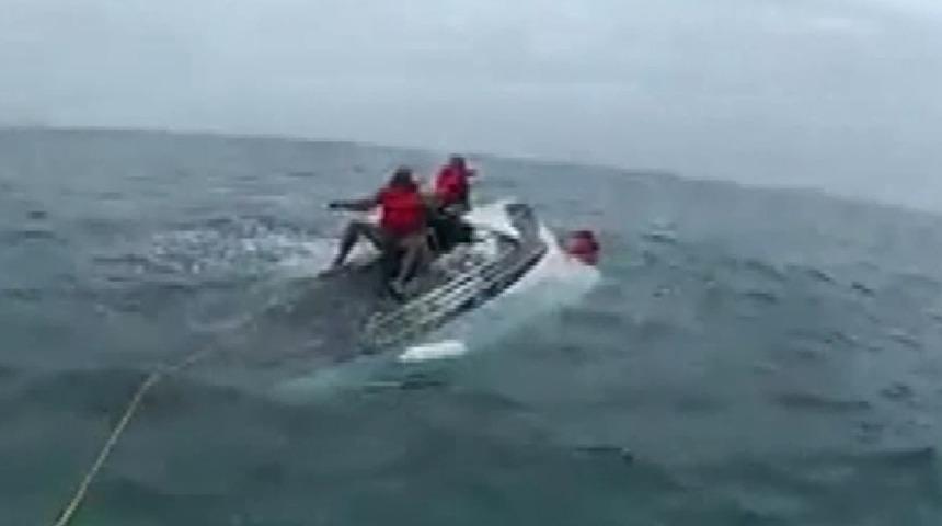 Meksika Körfezi'nde alabora olan teknedeki 5 kişi böyle kurtarıldı