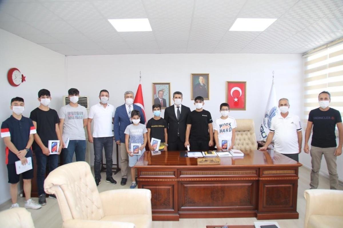 Bing&ouml;l&rsquo;de başarılı kayak&ccedil;ılara tablet hediye edildi