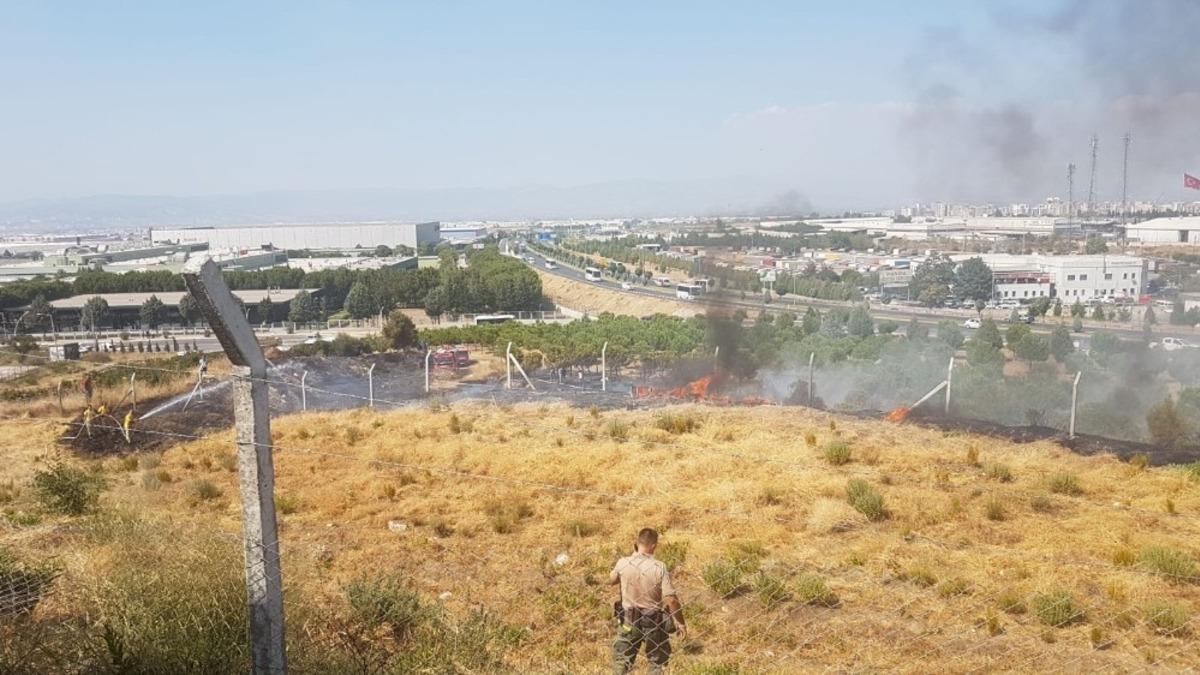 Manisa&rsquo;da otluk alanda &ccedil;ıkan yangın korkuttu